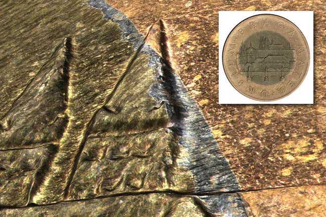 3D-Detailansicht verschiedener Materialien auf einer 50-CZK-Münze image